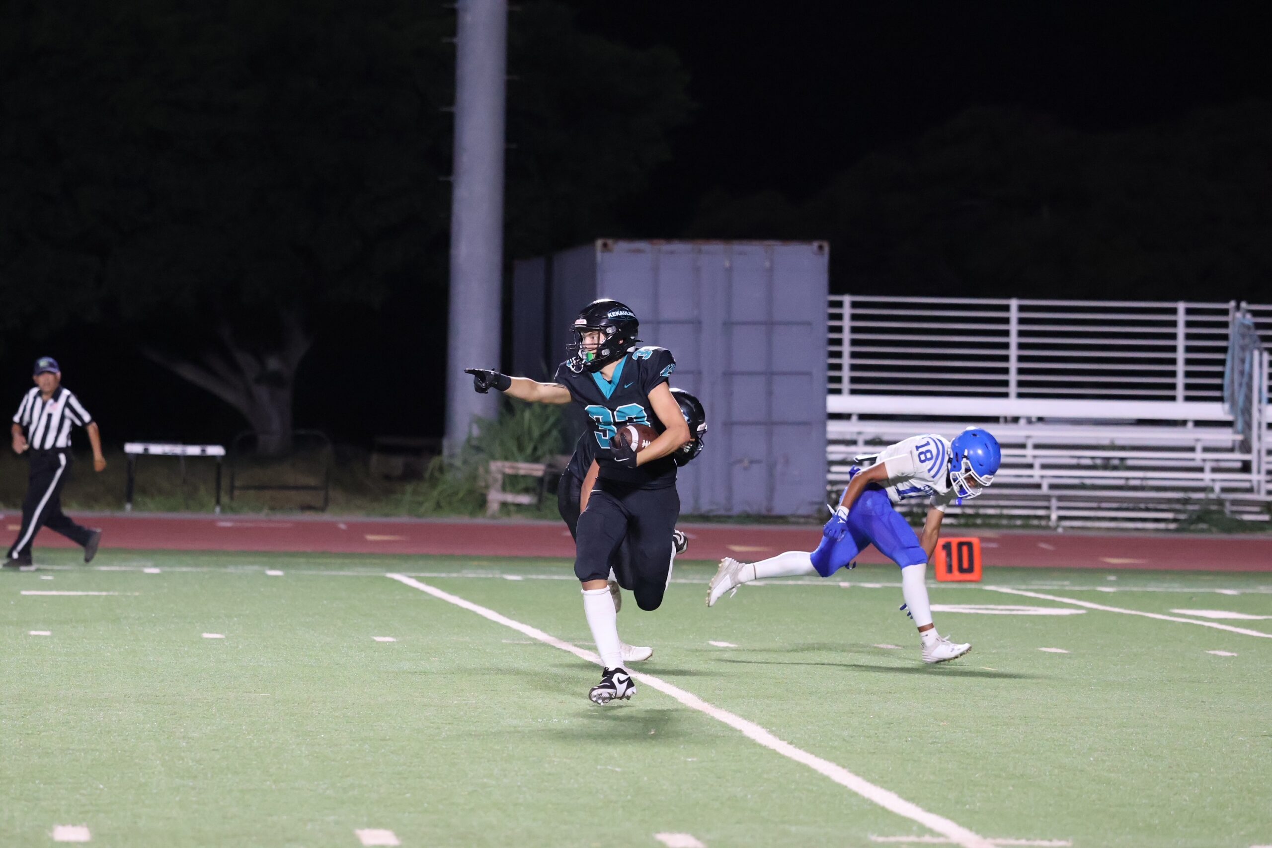 King Kekaulike High School running back Wayne Kahula runs the ball against Maui High on Friday night at King Kekaulike Stadium. REID YAMAMOTO photo