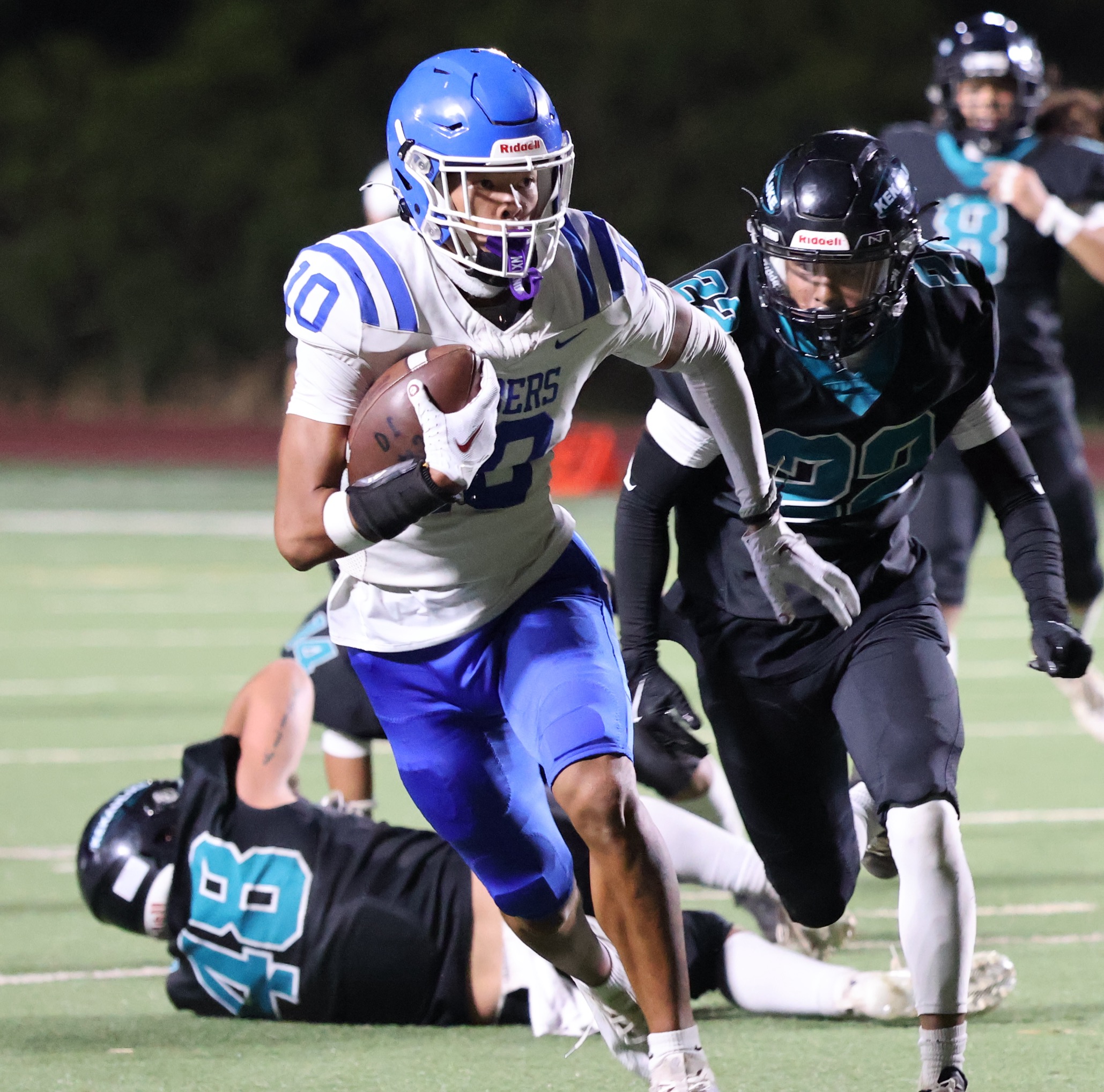 Maui High School wide receiver Jonah Cariaga runs against King Kekaulike Friday night in the Maui Interscholastic League football opener. Na Ali'i won the game 41-20. REID YAMAMOTO photo