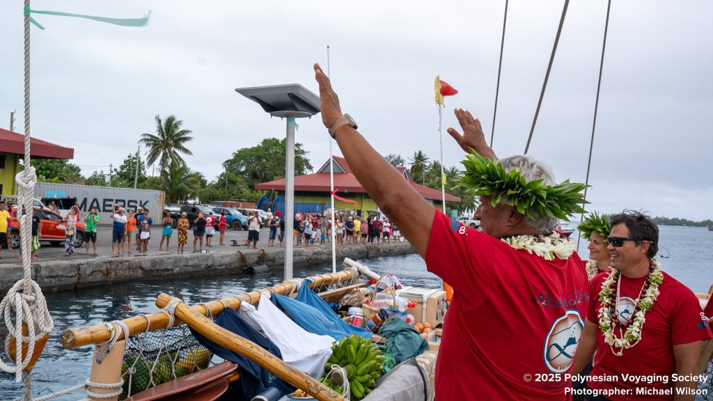 Hōkūleʻa and Hikianalia depart French Polynesia for the Cook Islands
