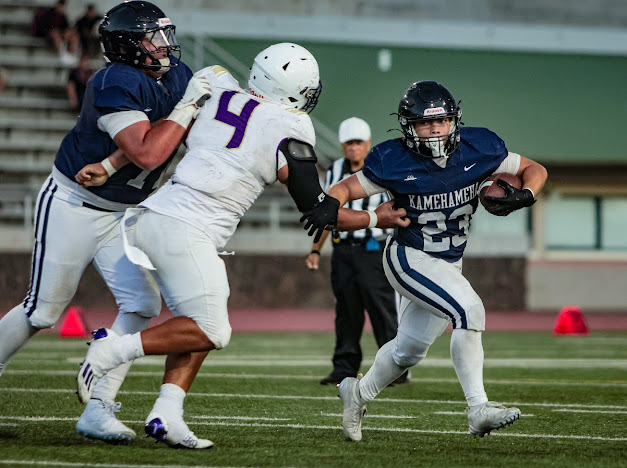 Nakoa Pau run the ball for Kamehameha Schools Maui on Aug. 8 in the Warriors' 33-17 loss to Damien. HEZEKIAH KAPUA'ALA photo