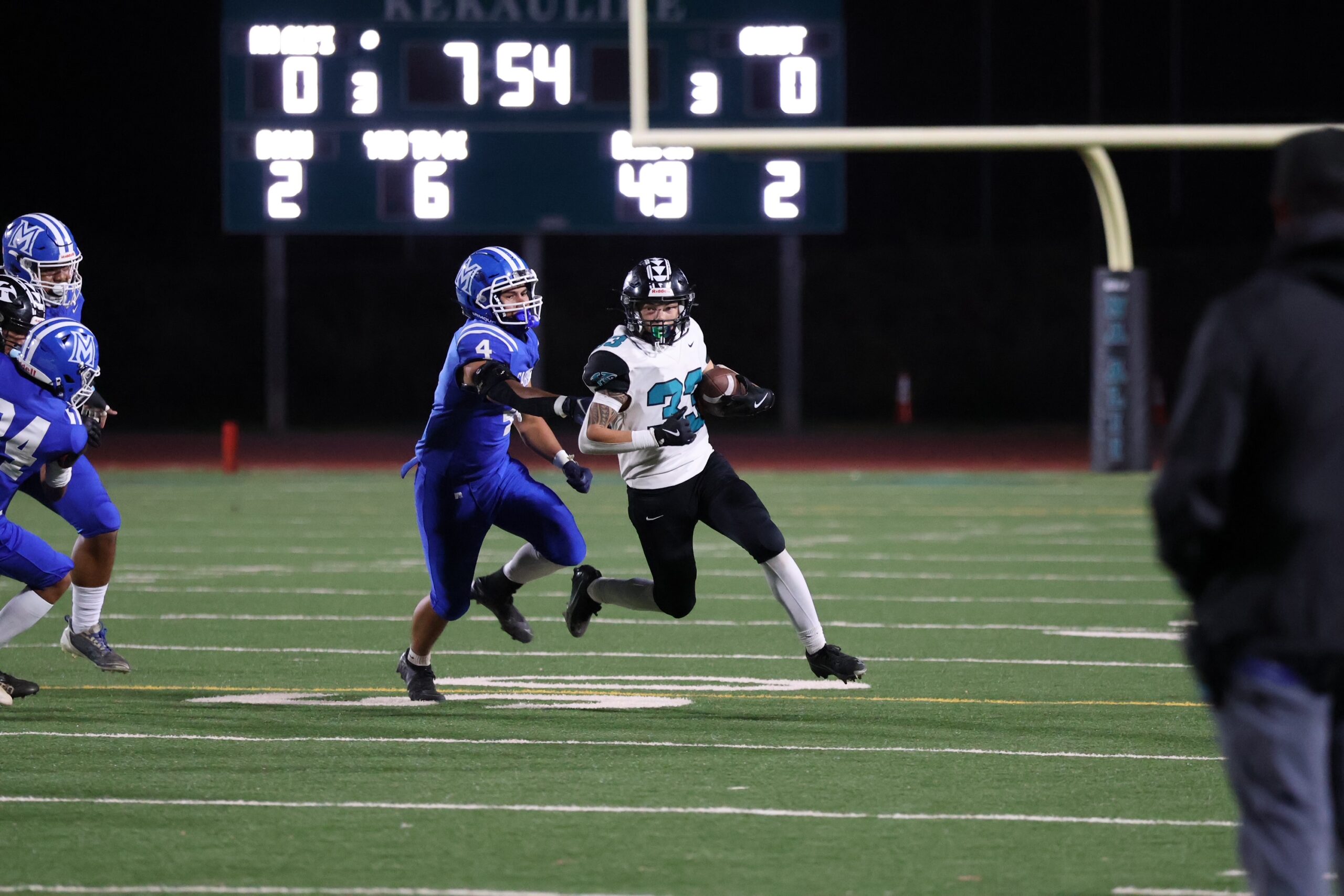 King Kekaulike High School's Wayne Kahula runs with the ball during Na Ali'i's 28-6 win over Maui High oin Saturday. REID YAMAMOTO photo