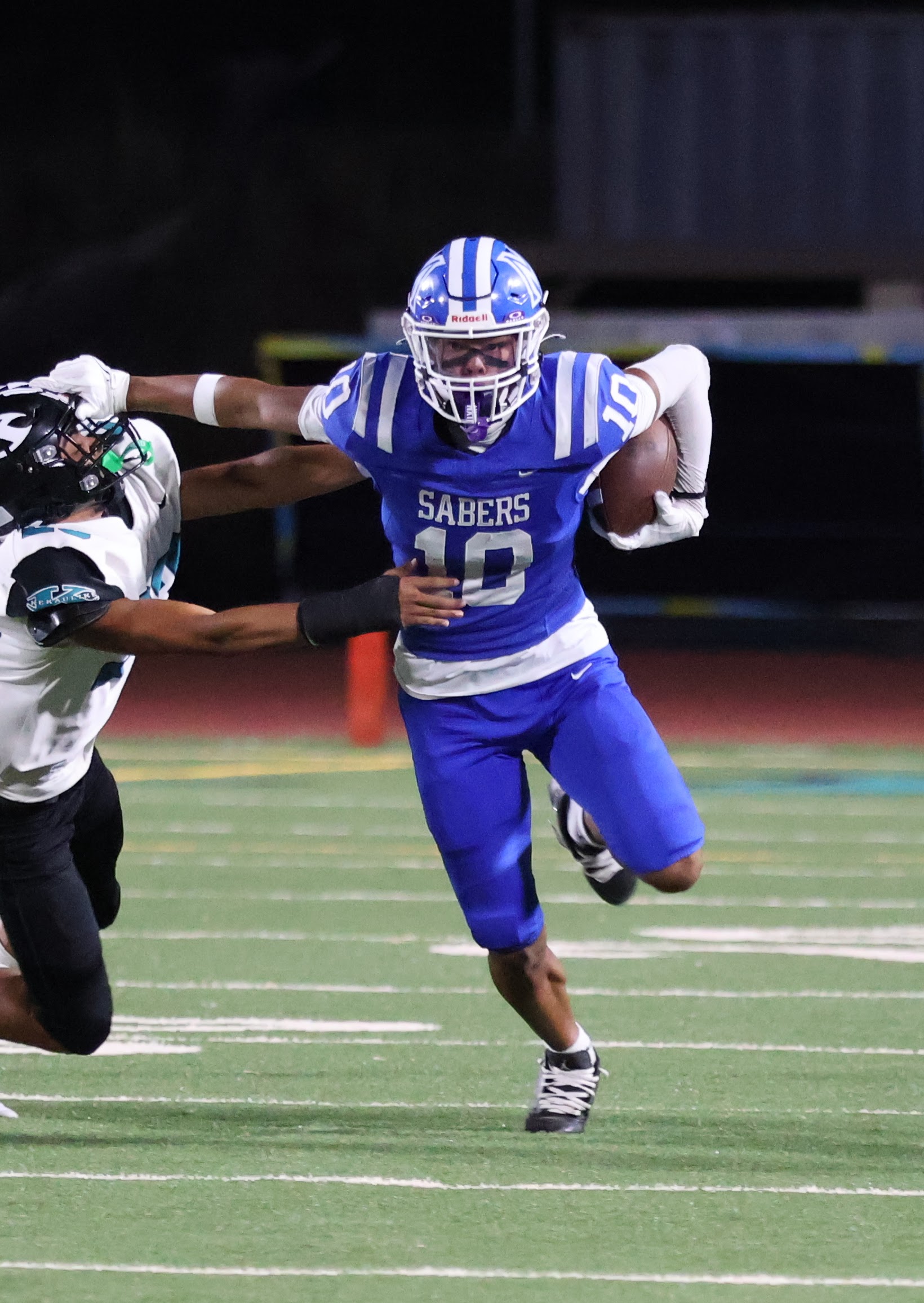 Maui High School's Jonah Cariaga runs after a catch on Saturday in the Sabers' 28-6 loss to King Kekaulike at King Kekaulike Stadium. REID YAMAMOTO photo