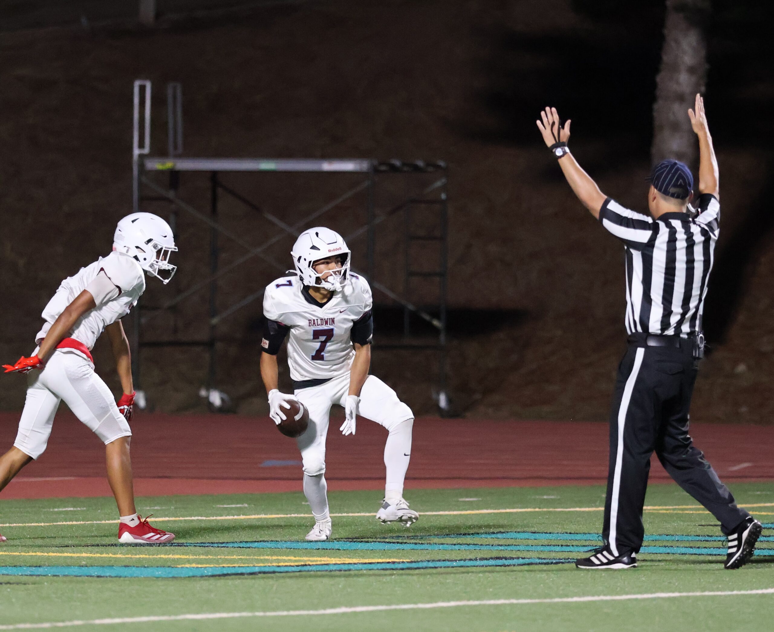 Baldwin High School's Max Kushi (7) celebrates after his 78-yard touchdown run on Friday at King Kekaulike Stadium. The Bears beat Maui High 35-14. REID YAMAMOTO photo