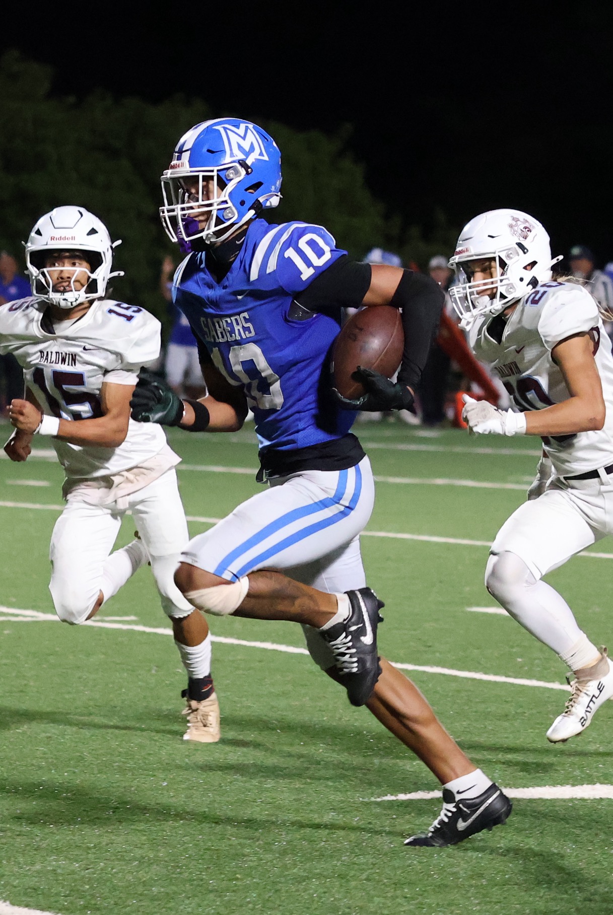 Maui High School's Jonah Cariaga runs to a 45-yard touchdown reception on Friday against Baldwin. The Bears won the game 35-14. REID YAMAMOTO photo