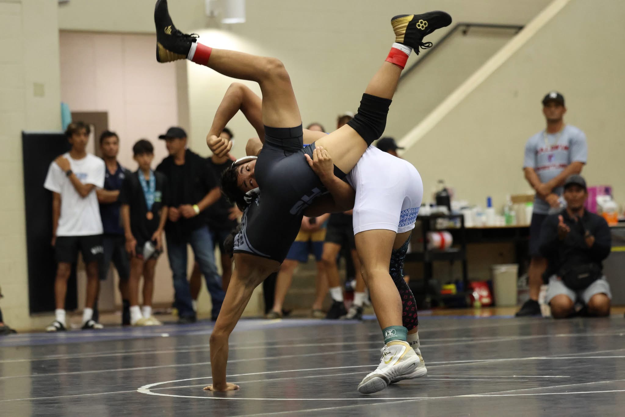 Maui High School's Stylin Ranis (right) controls Rykker Manlapao of Kulanihako'i High School in their 120-pound final. Ranis won the match 14-12. JASON HAYASE photo