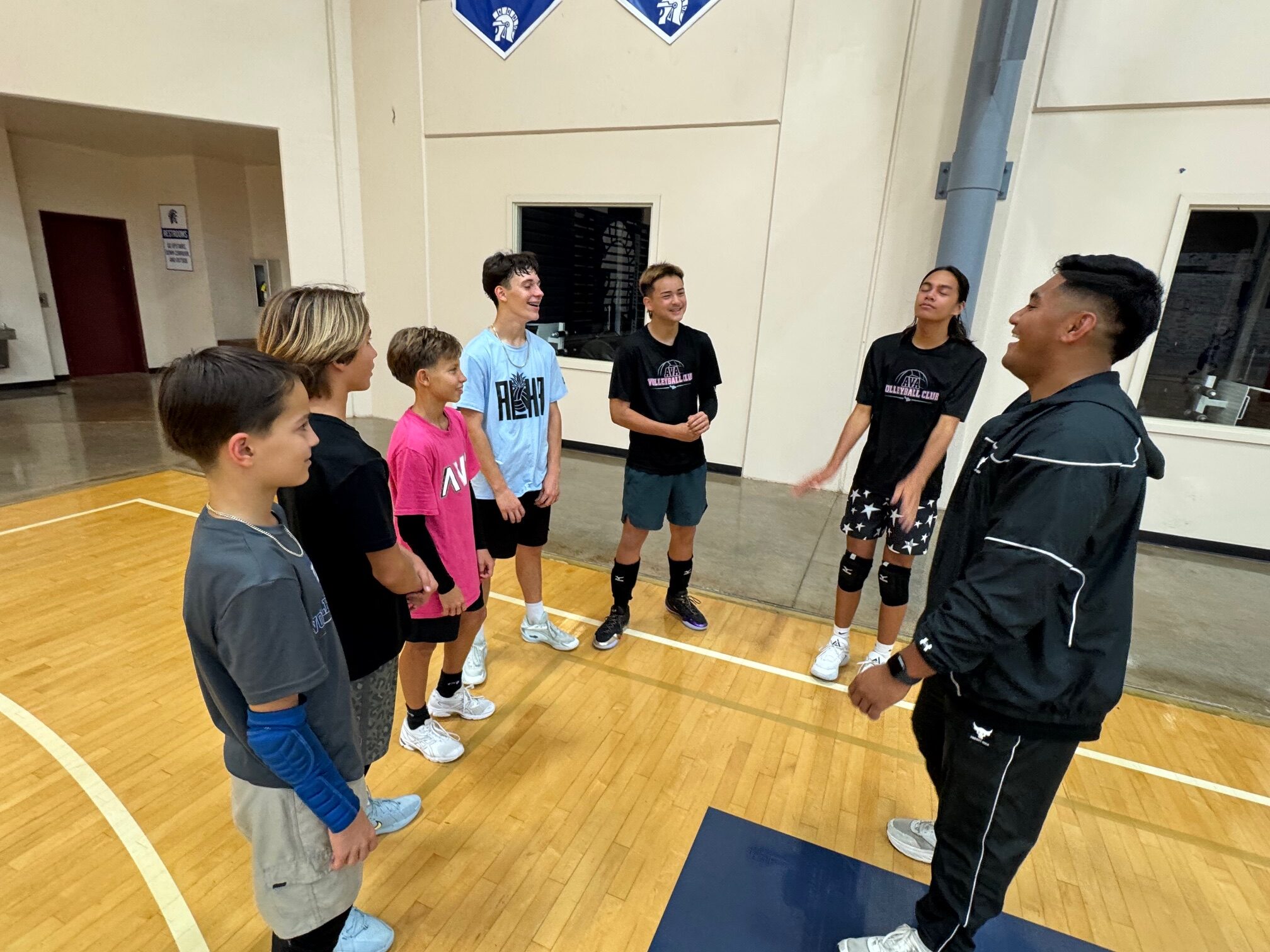 Aloha Volleyball Association coach Hanalei Alapai (rightZ) talks to his boys 14-under team at practice Thursday night. HJI / ROB COLLIAS photo
