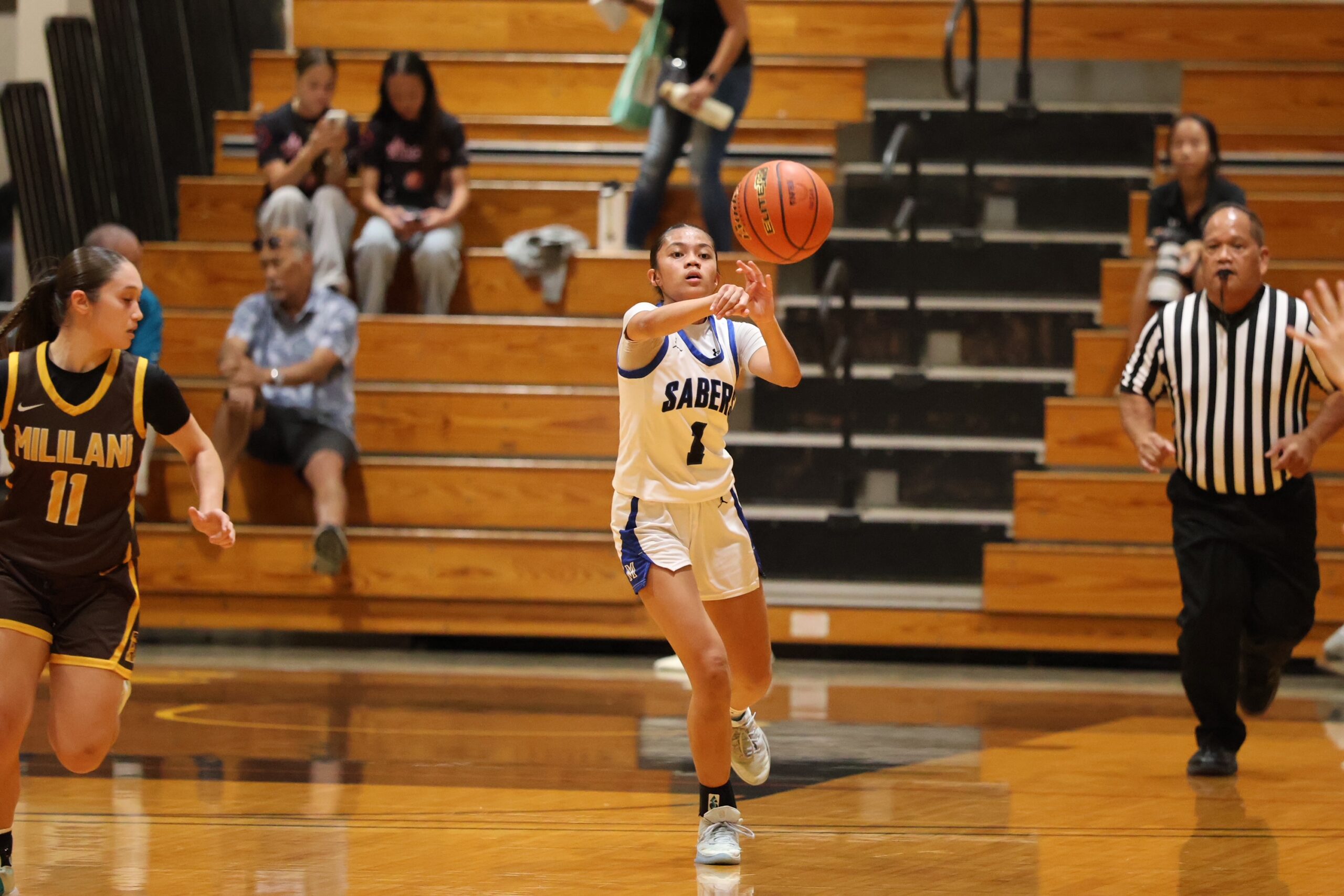 Maui High School guard Dreia Sabas throws a pass in the Sabers' 53-33 loss to Mililani on Wednesday. REID YAMAMOTO photo