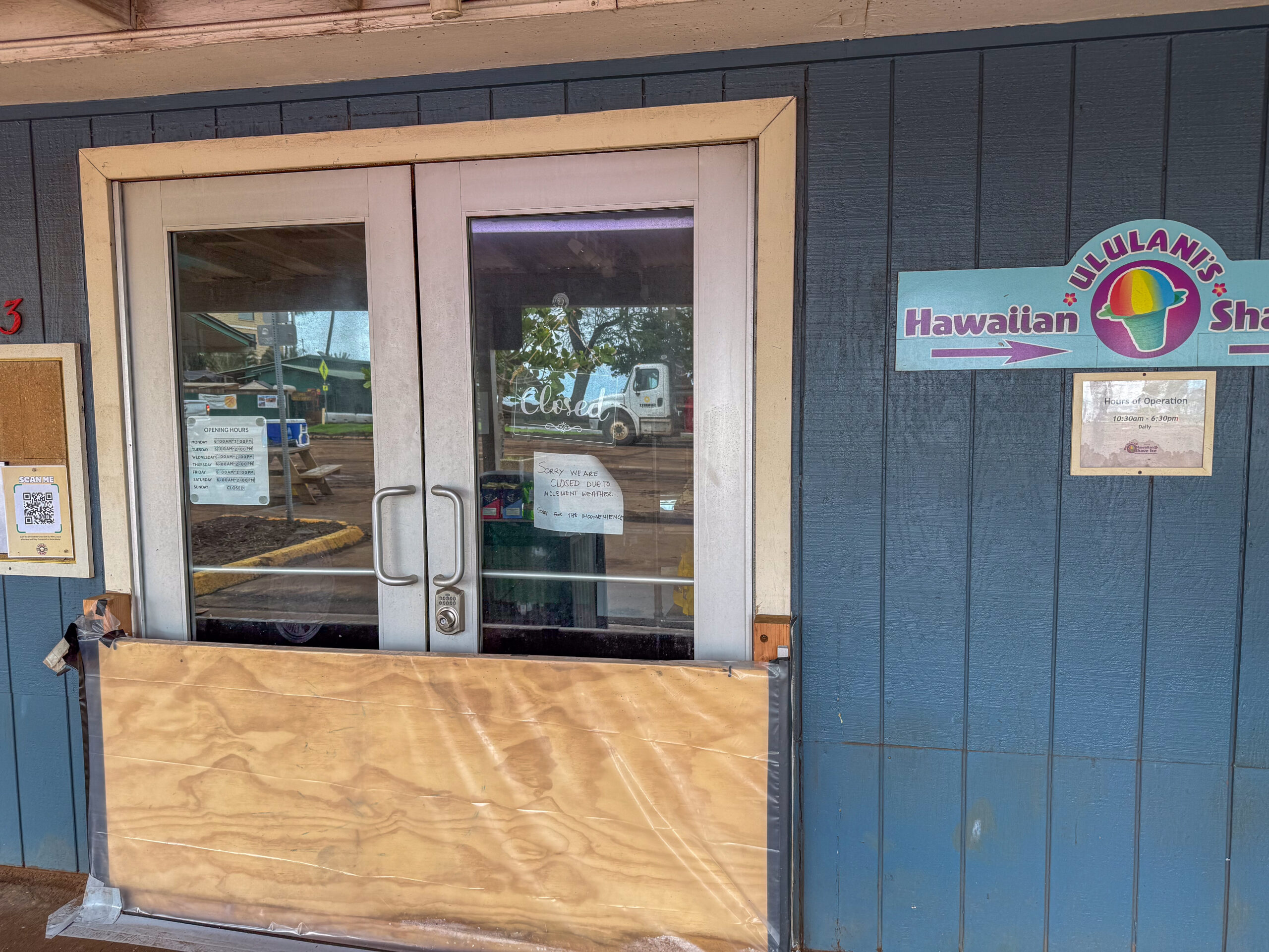 The utility team at Ululani’s Hawaiian Shave Ice and Sugar Beach Shop on S. Kīhei Road designed and installed makeshift barriers at all the entrances that prevented mud and flood water from entering during the Kona low storm on March 13 and 14, 2026. HJI / Cammy Clark photo