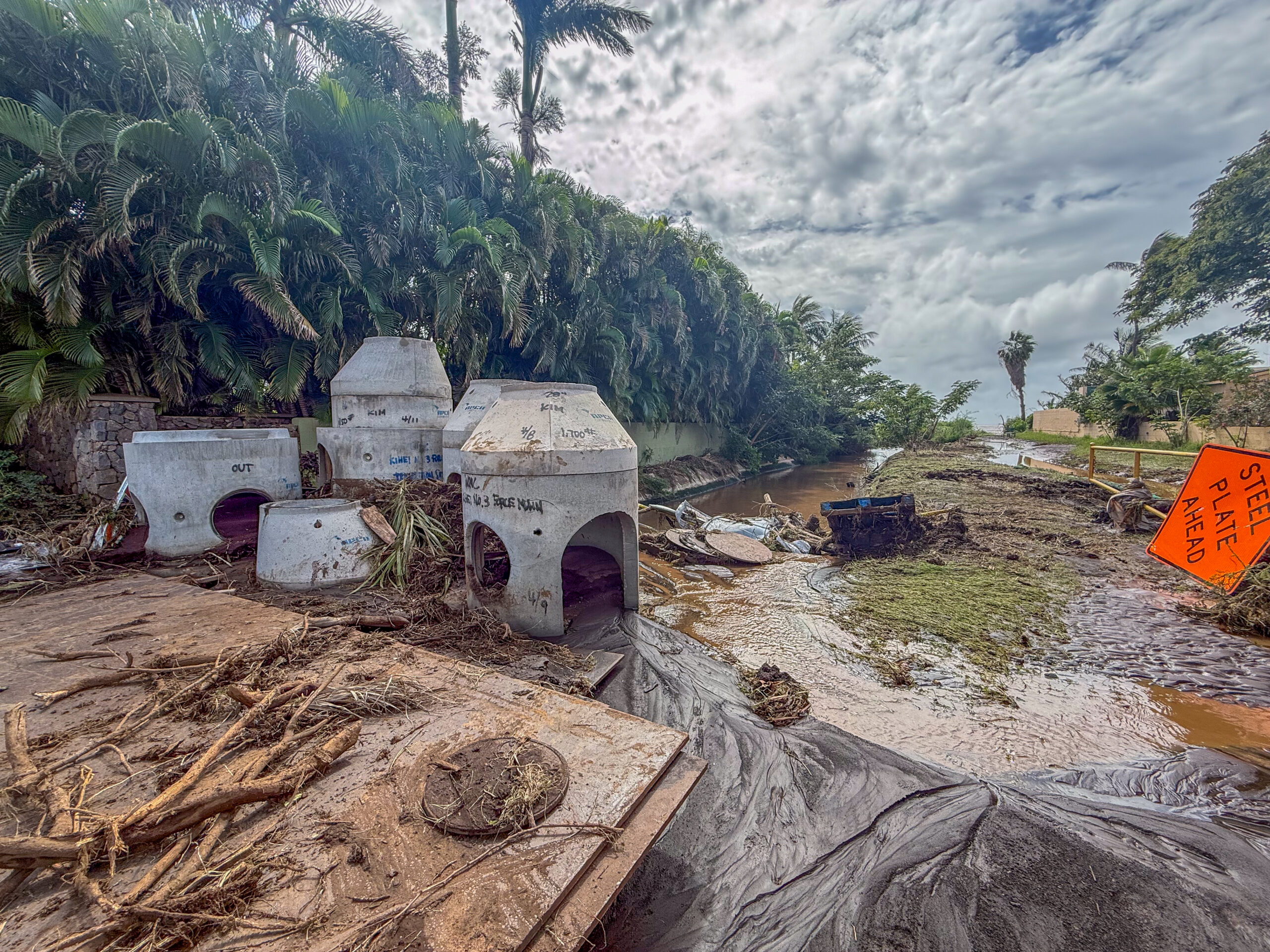 People took matters into their own hands and tried to free vehicles stuck in the mud in Kīhei in the aftermath of the kona low storm on March 16, 2026. HJI / Cammy Clark photo